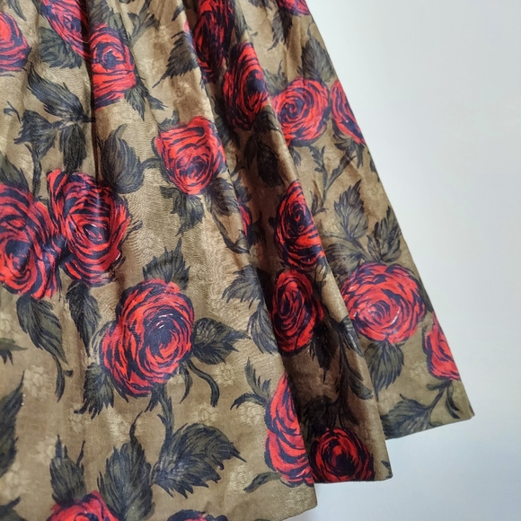 SOLD🌺 Vintage 50s cotton rose print dress pleated full skirt and tie waist - Picture 5 of 10